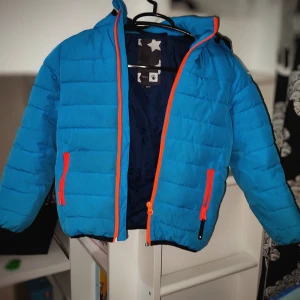 Varm och skön jacka av Märket Molo - Säljer en varm jacka nu inför vintern i storlek 122. Min son har använt den kanske vid två tillfällen. Så i fint skick. Djur finns i hemmet så hår kan vara förekommande 