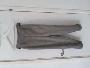 H&M rutiga kostymbyxor  - Kostymbyxor i nyskick, knappt använda p.g.a. vuxit ur storleken. Skönt material och fin passform för storlek 38.