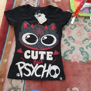 Ny t.shirts  - Passar till allt. Ny pris 499 och Säljer 350.passar xs_ s