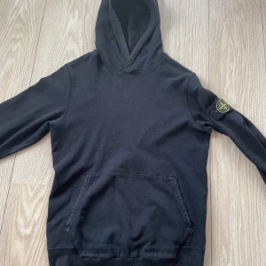 Stone island svart storlek S - Jätte fint skick på stone island hoodie storlek s knappt använd 