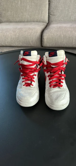 Nike dunk high - Nike dunk high i storlek 42. Skorna är använda och är nötta och slitna här och var men i mer än okej skick skulle jag säga. Om du är intresserad hämtas skorna i Nacka! Kommer inte ge något sista pris eller mötas någon annanstans.  Med vänlig hälsning, Tom