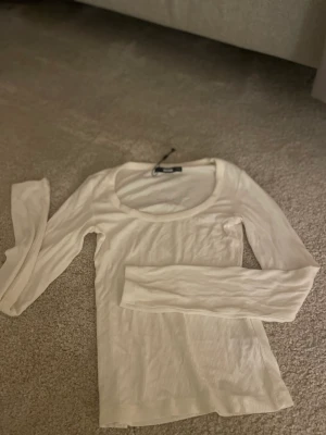 Vit ribbad tröja - En prefekt basic tröja från bikbok