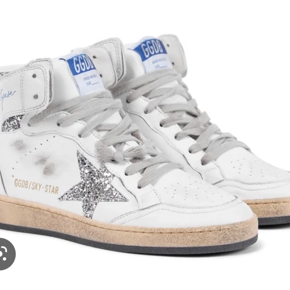 Säljer mina helt oanvända golden goose skor! Köptes i new york för inte så länge sen och hann aldrig använda dem där, när jag sedan kom hem var det för kallt och dags för vinterskor👌🏻 Köptes för 6600, TAR EMOT BYTEN. Skor.