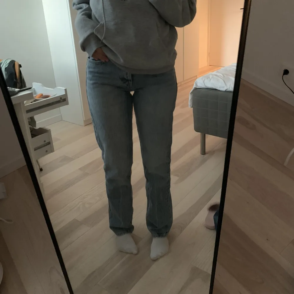 Ett par skit snygga mid rise jeans från zara i storleken 36. Säljer dessa då de är för tajta för min smak. Jeans & Byxor.