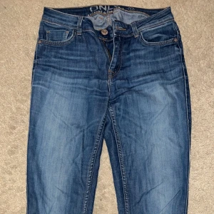 Ett par snygga jeans - Säljer den snygga jeansen. Har använt den några gånger men är i jättebra skick. Om ni vill se hur den sitter på så får ni kontakta mig😉😁  Storleken passar både S och M. Enligt mig satt den tajtare när jag gick upp u vikt men sitter löst för S