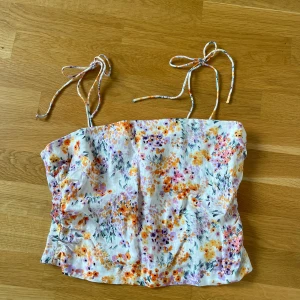 Blommigt linne  - Blommigt sommarlinne i linnematerial från HM. Super fint och är aldrig använt 😊 Storlek M och är normal i storleken. Frakten står köparen för! 