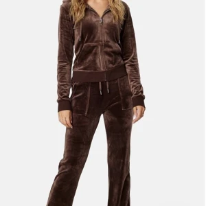 Juicy couture sett  - Storlek xxs i båda delarna  Färg: brun  Helt i nyskick, använd 2 gånger. Säljer då den inte kommer till användning  Möts upp i Malmö eller fraktas, spårbar frakt är inräknad i priset (möts vi upp blir det 100kr billigare) 