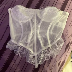 Korsett - Vit korsett ALDRIG ANVÄND 99kr