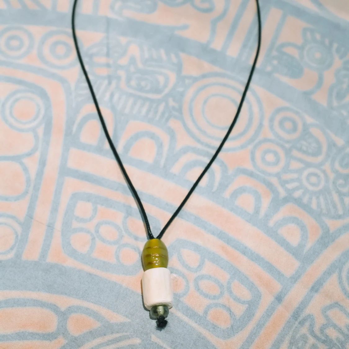 Halsband med trä- och gröna glaspärlor  - 90