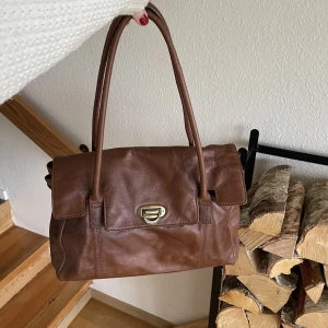 Brun handväska  - Köpt secondhand! Älskar den! Använd ett flertal gånger då jag gick i gymnasiet men numera har jag inget att ha i väskan och därav kommer den inte till användning💖💖💖