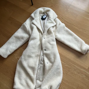 Jacka - Helt oanvänd lurvig jacka i fint schack. Säljer för har två stycken. Nypris 400 