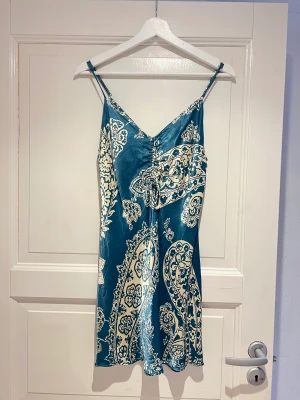 Blå klänning Zara - Blå klänning från zara som använts sparsamt! Köparen står för frakt <3