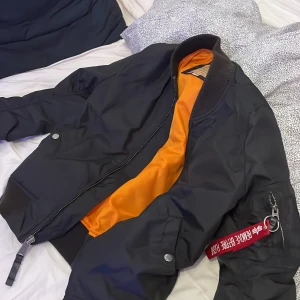 Alfa industri inc - Snygg Alfa industri inc jacka! Om ni har några frågor, ställ dom bara👍 