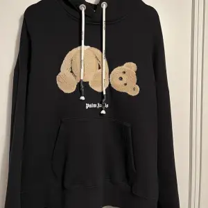 Säljer min helt oanvända Palm angels hoodie. Skriv för fler bilder, information!