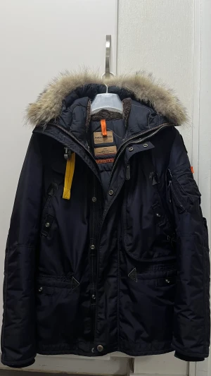 Parajumper Right hand - Hej säljer nu min varma vinter jacka som inte passar mig längre har använt den en säsong i ny skick 