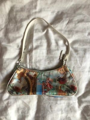 Väska - Fin väska från asos. Super bra skick, använd fåtal gånger. 