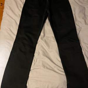 Jeans med slits nertill från Zara, storlek 40, små i storleken, möts gärna upp men kan även skickas 