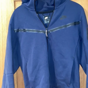 Nike tech fleese tröja - Tjena jag säljer min Nike tech fleese storlek S använd ca 5 gånger. Tar emot byten, pris kan diskuteras.