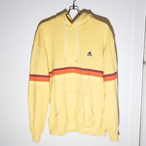 Rotation Hoodie - Skruva tillbaka tiden till 80-talet med den här hoodien.  Ordinarie pris: 300