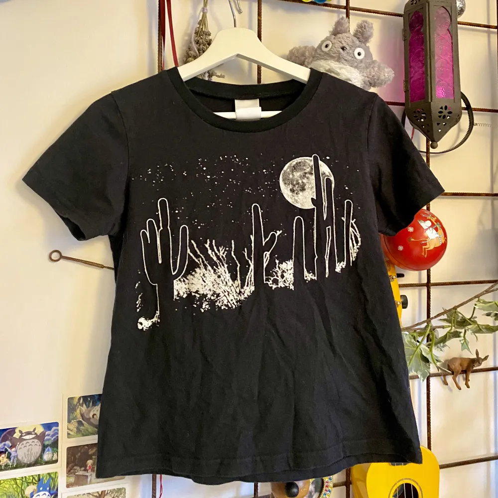 En jättefin tshirt med måne över kaktusar på framsidan å svart baksida.. T-shirts.
