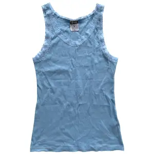 UP2FASHION ribbat ljusblått linne med spets. Märkt strl M/L, visas på XS är 💝Jättebra skick men behöver bara strykas. Skriv för 30 kr frakt 📦 