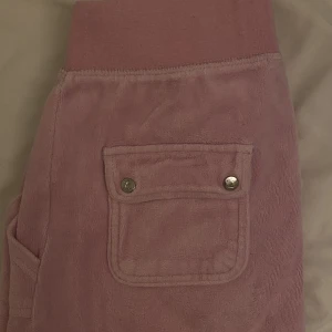 Juicy couture byxor rosa - Köpta på juicys hemsida, finns ej kvar vad jag vet❣️dom är ner till marken för mig som är 172.