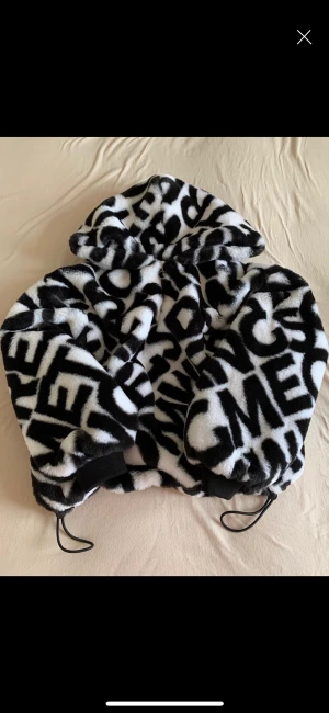 Faux fur hoodie - Fluffig Oversized hoodie strl small 