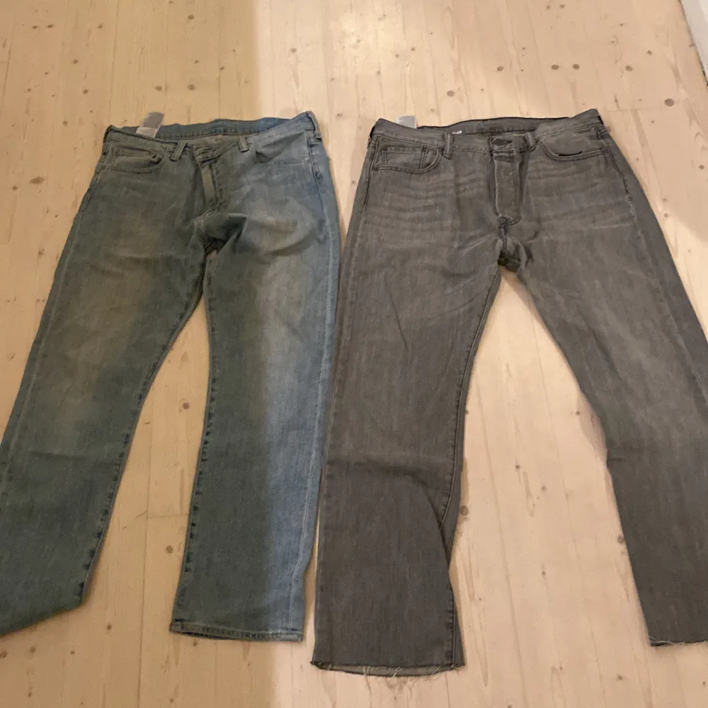 Två par snygga Levis jeans. 200kr styk. Ljusblå: w33 l30 Grå: w 36 l 34. Jeans & Byxor.