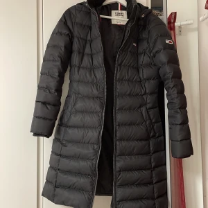 Tommy Hilfiger Lång Jacka - Svart Tommy hillfiger vinter/höst jacka i storlek XS men passar även S.