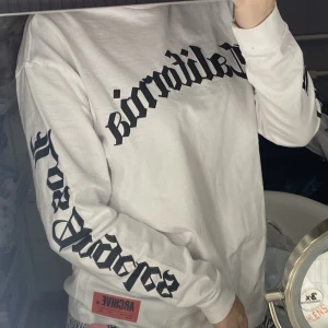 Tröja med text - Nyskick, använd få gånger. Är i storlek XS men passar S. Från manavdelningen