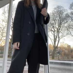 Svart Kappa zara - Säljer en superfin kappa som ska vara i ylleblandat tyg.  Nypris på hemsidan var 1195kr. Den finns inte kvar o köpa vad jag kan se. Dehar knappt använts och det är därför jag säljer den. Superbra skick 💗💗