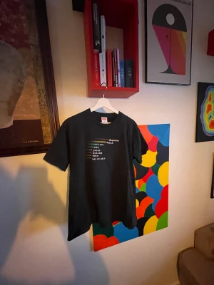Supreme tshirt - M - Här har vi den! Ss18 supreme chart tishan! Förstår att en marknad kanske ej finns för den i sverige (därav priset). Men detta är en asfet tisha som använts flitigt men som tyvärr inte växt i samma fart som mig! General wear men den har några år kvar!