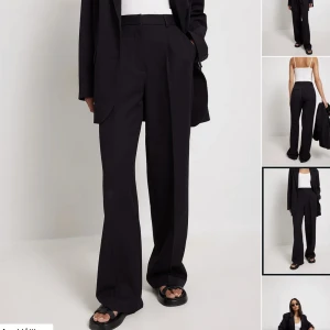 Oanvända kostymbyxor från nakd  - Säljer ett par oanvända kostymbyxor från nakd då jag glömde returnera dessa.  Nypris 549, säljer för 300. Storlek 38 och lapp kvar! 