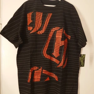 Hostility tshirt - röd och svart Tshirt med tryck på båda sidor