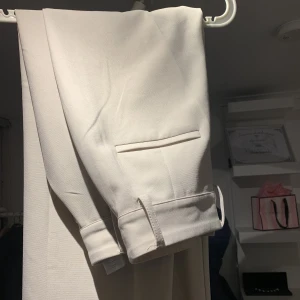 Nakd Kostymbyxor  - Säljer mina beiga kostymbyxor ifrån Nakd  då de inte används.  Storlek: 36 Nypris: 500kr Säljer för: 139kr