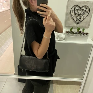 Zadig väska - Säljer nu min fina zadig väska! Små slitage i hörnen på väskan som man ser på sista bilden. I övrigt bra skick!❣️