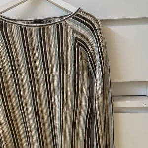 Tröja - Tröja i gott skick i storle M😊Lite utsvängda ärmar längst ned