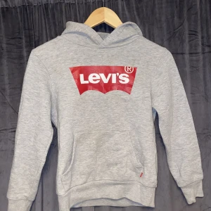 Levis hoodie - Använt skick. Inne fodret är urtvättat därav prisent