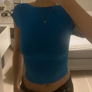 Tröja med öppen rygg - Jättefin bekväm topp med öppen rygg, som tyvärr inte kommer till användning. Köparen står för frakten 💕💕direktpris : 200kr
