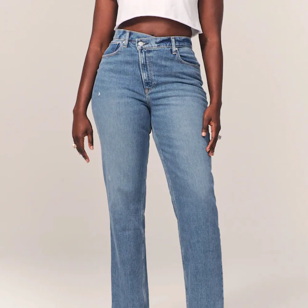 Abercrombie & Fitch curve love jeans i modellen The ’90s straight ultra high rise. Storlek 32w regular US 14.  Är endast testade en gång så är i topp skick. Ny pris 1031kr.. Jeans & Byxor.