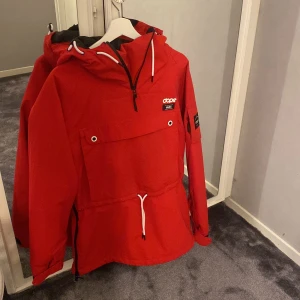 Dope jacka - Röd skidjacka från Dope som användts 1 gång. Den är i storlek xs men passar mig som har storlek S. Den har inga defekter och är som i nyskick.