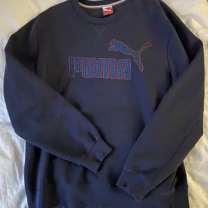 Oversized mörkblå puma sweatshirt! 