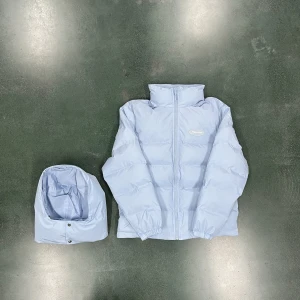 Trapstar irongate jacket  - Trapstar irgongate blå Jackan är replika och är i nyskick.  Hör av er i Dm vid intresse! 