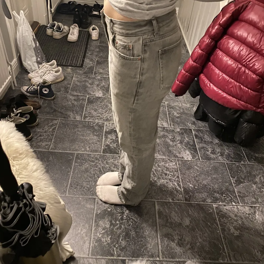Mina Gina jeans ”low straight jeans” kommer inte till användning då jag har ett par liknande, knappt använt dom alls🫶🏻. Jeans & Byxor.