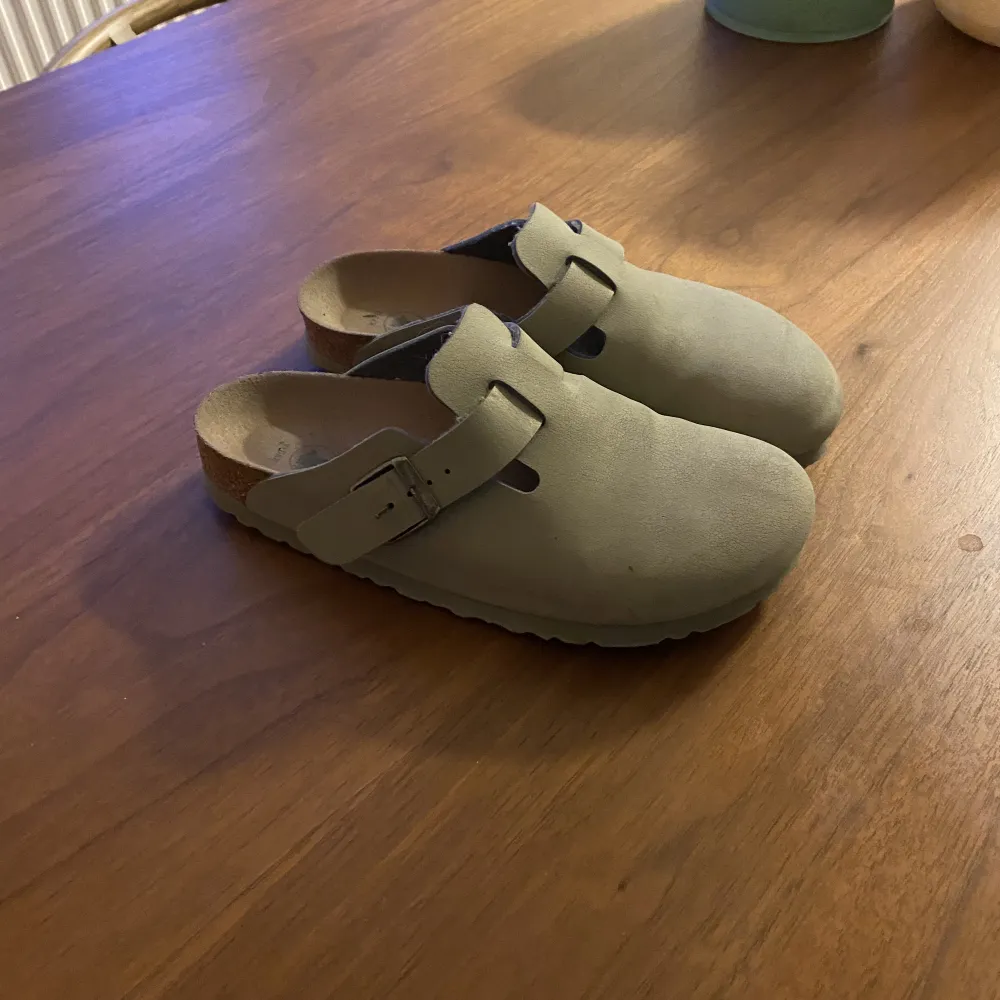 Helt nya birkenstock boston, köpt fel storlek. . Skor.