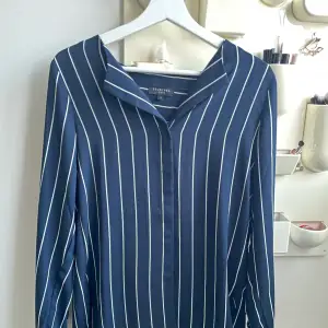 Marinblå blus med vita ränder från selected, använts max en gång
