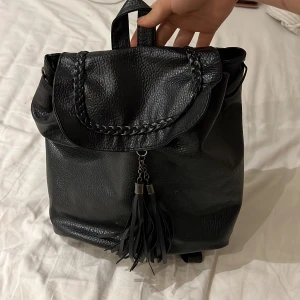 Skinnväska - Helt ny väska aldrig använd  Den är super fin 