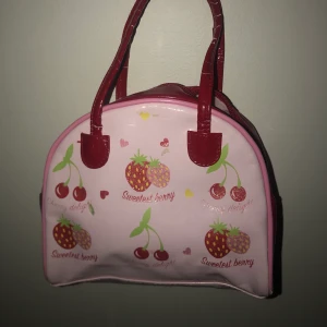 Jordgubbsväska - Jordgubbsväskan!!!❤️❤️❤️💓💓💓 Vet ej vad jag ska sälja den för så kom med bud 💖