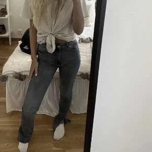 Jeans - Säljer dessa jeansen i tre färger grå ett par ljusblå, mörkblå, ett par 200