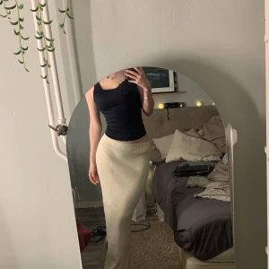 Söt maxikjol - Jättefin maxikjol i ribbat mattetal.💘 finns ingen lapp i kjolen men den passar mig som brukar ha 36. Kjolen är i ett mycket stretchiga mattetal 💘